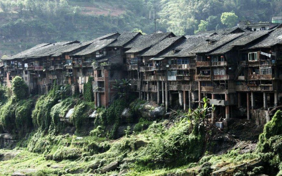 逃离废弃的卡车场
